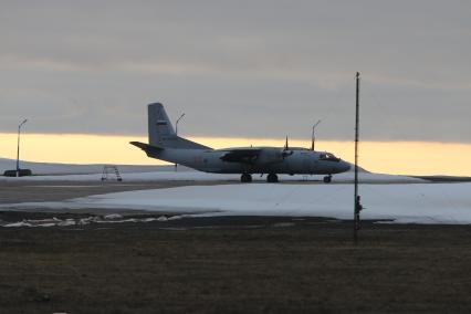 Архангельская область, архипелаг Новая Земля. Самолет Ан-26 на аэродроме  `Рогачево`.