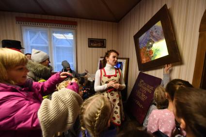 Вологодская область, Великий Устюг. Девушка проводит экскурсию в резиденции Деда Мороза.