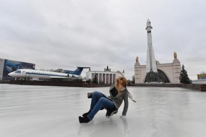 Москва. Подготовка катка на площади Промышленности - вокруг ракеты-носителя `Восток` на ВДНХ.