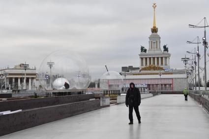 Москва. Подготовка катка на ВДНХ.