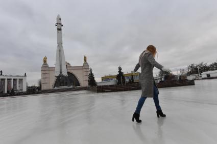 Москва. Подготовка катка на площади Промышленности - вокруг ракеты-носителя `Восток` на ВДНХ.