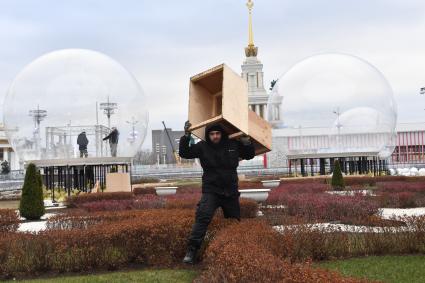 Москва. Подготовка катка на ВДНХ.