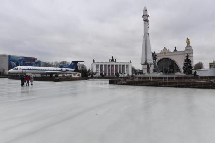 Москва. Подготовка катка на площади Промышленности - вокруг ракеты-носителя `Восток` на ВДНХ.