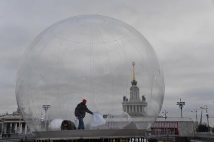 Москва. Подготовка катка на ВДНХ.