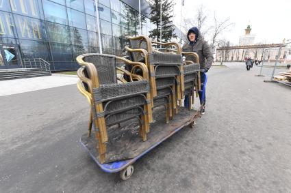 Москва. Подготовка катка на площади Промышленности - вокруг ракеты-носителя `Восток` на ВДНХ.