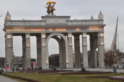 Москва. Арка центрального входа ВДНХ.