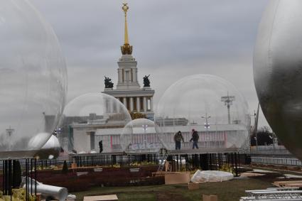 Москва. Подготовка катка на ВДНХ.