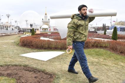 Москва. Подготовка катка на ВДНХ.