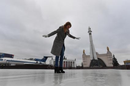 Москва. Подготовка катка на площади Промышленности - вокруг ракеты-носителя `Восток` на ВДНХ.