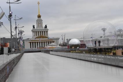 Москва. Подготовка катка на ВДНХ.