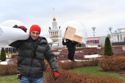 Москва. Подготовка катка на ВДНХ.