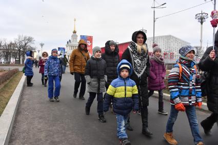 Москва. Экскурсионная группа на ВДНХ.