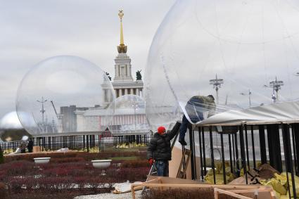 Москва. Подготовка катка на ВДНХ.