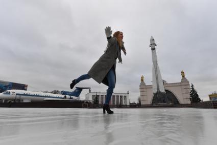 Москва. Подготовка катка на площади Промышленности - вокруг ракеты-носителя `Восток` на ВДНХ.