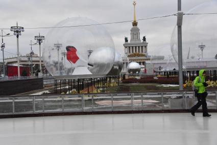 Москва. Подготовка катка на ВДНХ.