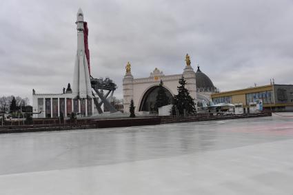 Москва. Каток на площади Промышленности - вокруг ракеты-носителя `Восток` на ВДНХ.