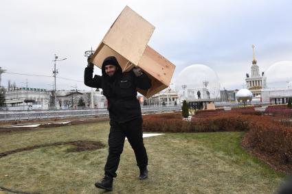 Москва. Подготовка катка на ВДНХ.