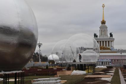 Москва. Подготовка катка на ВДНХ.