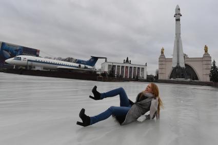 Москва. Подготовка катка на площади Промышленности - вокруг ракеты-носителя `Восток` на ВДНХ.