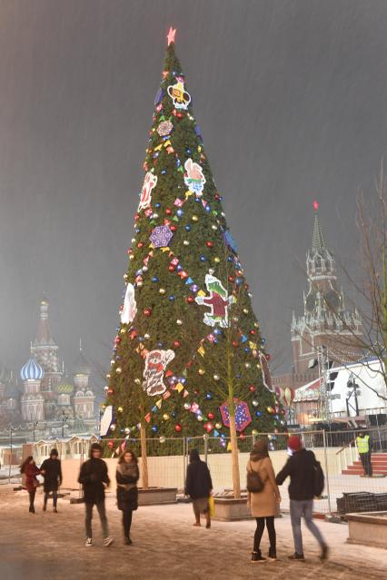 Москва.  Новогодняя елка на Красной площади.