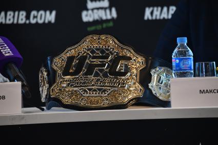 Москва.   Пояс российского бойца смешанного стиля, чемпиона UFC в легком весе Хабиба Нурмагомедова на пресс-конференции.