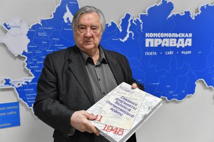 Москва.  Политолог, писатель Александр Проханов  в редакции  `Комсомольская правда`.