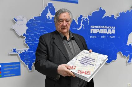 Москва.  Политолог, писатель Александр Проханов  в редакции  `Комсомольская правда`.