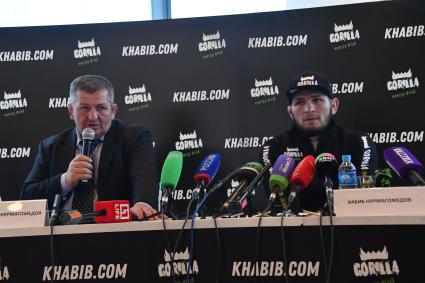 Москва. Российский боец смешанного стиля, чемпион UFC в легком весе Хабиб Нурмагомедов (справа) и его отец, тренер Абдулманап Нурмагомедов во время пресс-конференции.