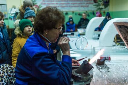 Красноярск. Цех производства стеклянных елочых украшений  на старейшей фабрике  `Бирюсинка`.