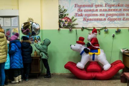 Красноярск. Экскурсия детей  на старейшей фабрике  `Бирюсинка`.
