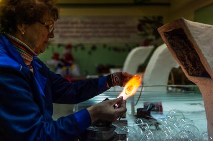Красноярск. Цех производства стеклянных елочых украшений на старейшей фабрике `Бирюсинка`.