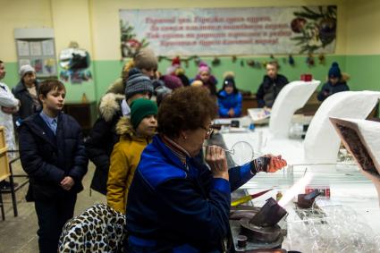 Красноярск. Цех производства стеклянных елочых украшений  на старейшей фабрике  `Бирюсинка`.