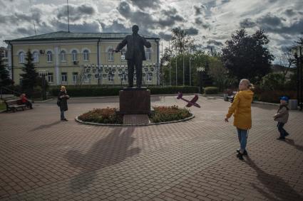 Московская область, Дмитров.   Памятник В.И.Ленину на Советской площади.