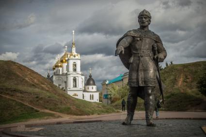 Московская область, Дмитров. Памятник основателю города Юрию Долгорукому и вид на Успенский собор Дмитровского кремля.