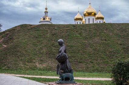 Московская область, Дмитров.  Памятник девушке-огороднице с котом.