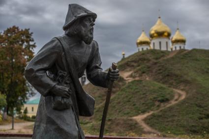 Московская область, Дмитров.   Скульптура `Странник` на Кропоткинской улице.