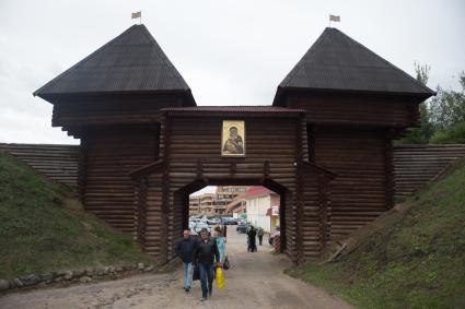 Московская область, Дмитров.  Никольские ворота Дмитровского кремля.