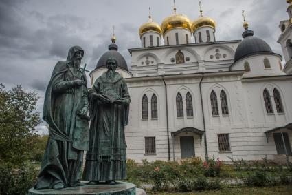 Московская область, Дмитров. Памятник Кириллу и Мефодию около Успенского собора Дмитровского кремля.