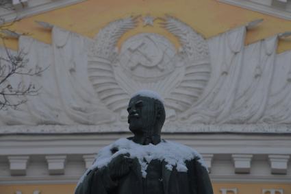 Псковская область, Псков. Памятник Владимиру Ленину у здания городской администрации.