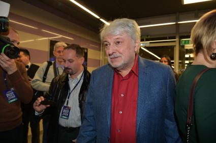 Москва. Певец, композитор Вячеслав Добрынин (справа) на концерте `Песня года 2018` в СК `Олимпийский`.