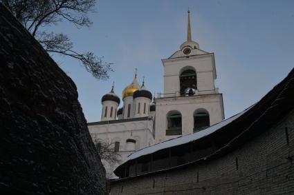 Псковская область, Псков. Вид на Троицкий собор Кремля.