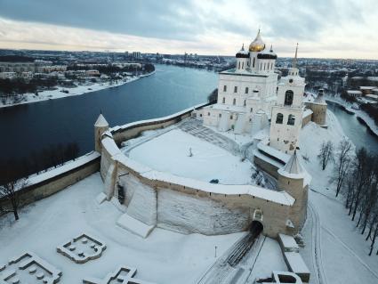 Псковская область, Псков. Вид сверху на Псковский Кремль.