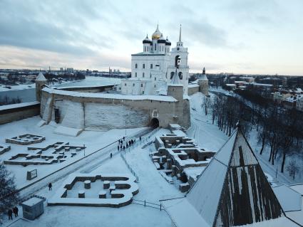 Псковская область, Псков. Вид сверху на Псковский Кремль.