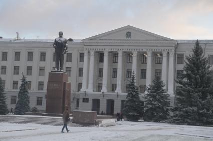 Псковская область, Псков. Памятник Владимиру Ленину у Псковского Государственного университета.