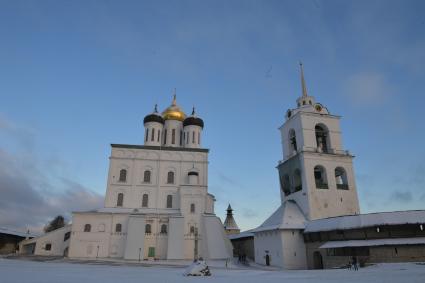 Псковская область, Псков. Вид на Троицкий собор Кремля.