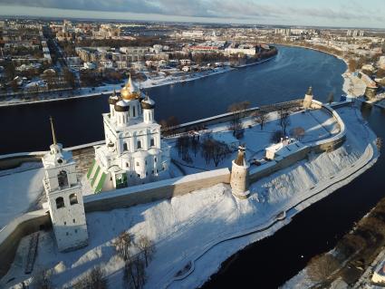 Псковская область, Псков. Вид сверху на Псковский Кремль.