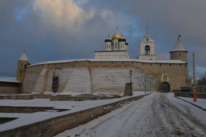 Псковская область, Псков. Вид на Псковский Кремль.