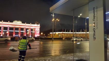 Москва. Остановка общественного транспорта у Парка Горького.