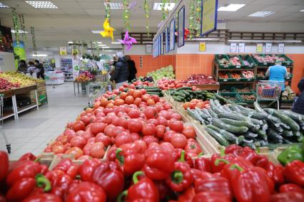 Красноярск. Торговля свежими овощами в магазине.