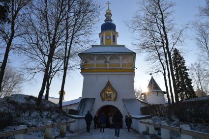 Псков. Петровская надвратная башня Свято-Успенского Псково-Печерского монастыря.